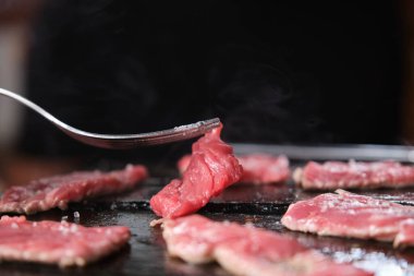 Lokantada biftek pişiriyorum..