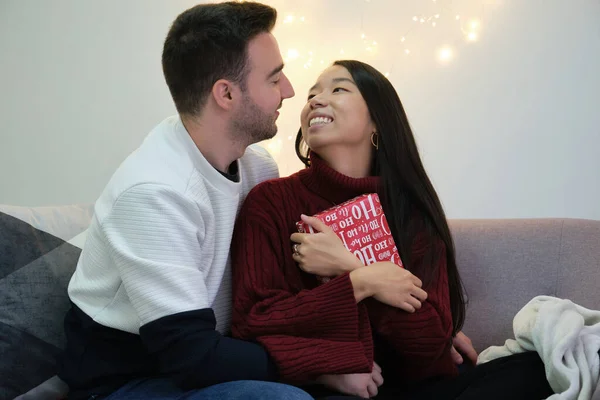 Romantikus fiatal multiracionális pár, akik karácsonyi ajándékokat cserélnek. — Stock Fotó