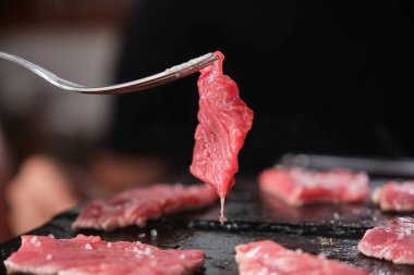 Sıcak taş ızgara et hazırlama.