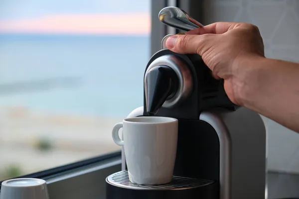 Preparación manual de café en una máquina de café con cápsulas. — Foto de Stock