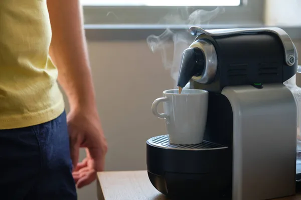 Hombre irreconocible preparando café en una máquina de café con cápsulas. — Foto de Stock