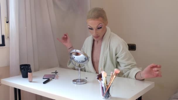 Drag queen persona quitando pestañas falsas y usando albornoz. — Vídeos de Stock
