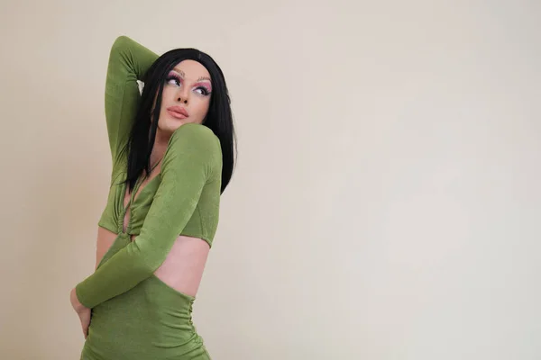 Retrato de una drag queen persona sensual posando sobre fondo beige. —  Fotos de Stock