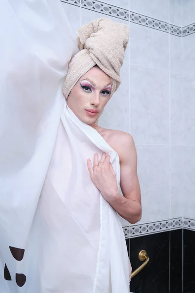 Dra drottning person bakom duschdraperiet med en handduk runt huvudet. — Stockfoto