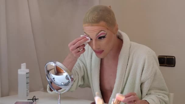 Drag queen person removing the make up and wearing bathrobe. — Stock Video