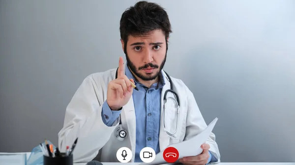 Laptop videocall zrzut ekranu młodego lekarza patrzącego w kamerę i mówiącego. — Zdjęcie stockowe