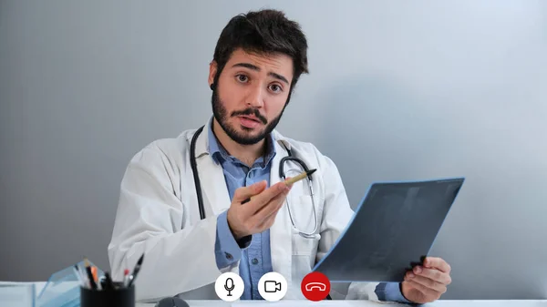 Laptop videocall screenshot młodego lekarza mówiącego o rentgenie miednicy. — Zdjęcie stockowe