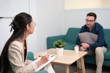 Profesyonel psikolog danışmanlık yapıyor..