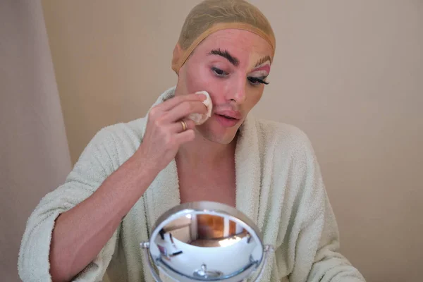 Drag βασίλισσα πρόσωπο αφαιρώντας το μακιγιάζ και φορώντας μπουρνούζι. — Φωτογραφία Αρχείου