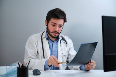 Genç doktor pelvis ve omurganın röntgenini görünce şaşırdı..