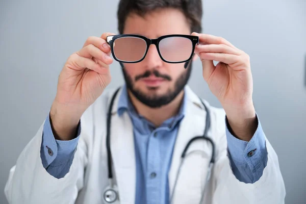 Felismerhetetlen orvos szemüveget javasol látásproblémával küzdő személynek.. — Stock Fotó