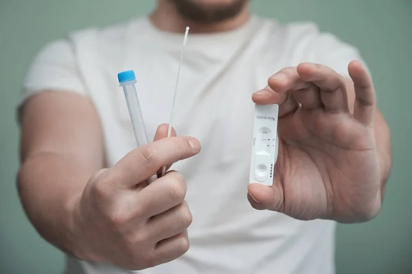 Negativt testresultat med hjälp av snabbtestkit för SARS-CoV-2-antigen. — Stockfoto