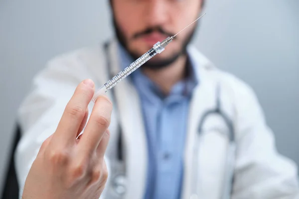 Médico irreconhecível segurando uma seringa. — Fotografia de Stock