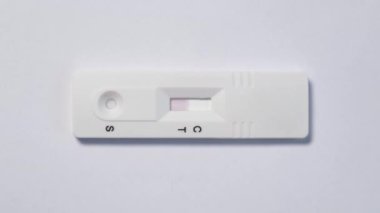 Covid-19 antijen test kasetinden alınan örnek sonucu pozitif çıktı..