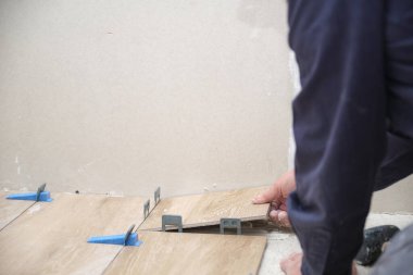 Seramik ahşap efekt döşeyen tanınmayan üst düzey duvarcı..