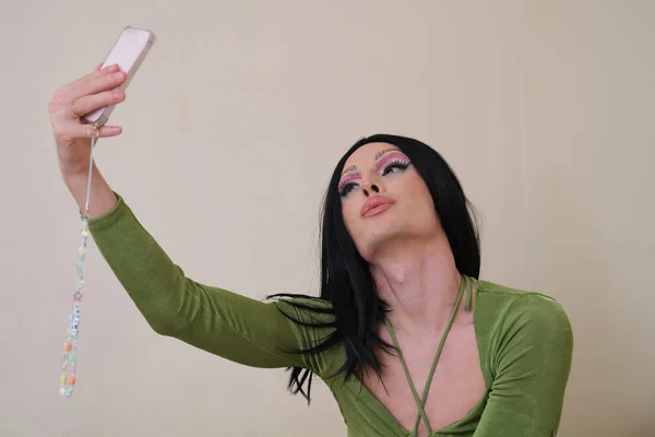 Drag queen persona toma una selfie con el teléfono inteligente. —  Fotos de Stock