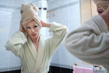 Duştan sonra banyodaki aynanın önünde hazırlanan travesti..