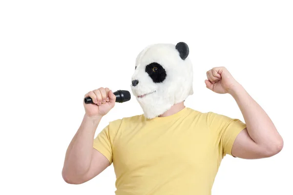 Hombre con una cabeza de máscara de panda cantando con un micrófono aislado. —  Fotos de Stock