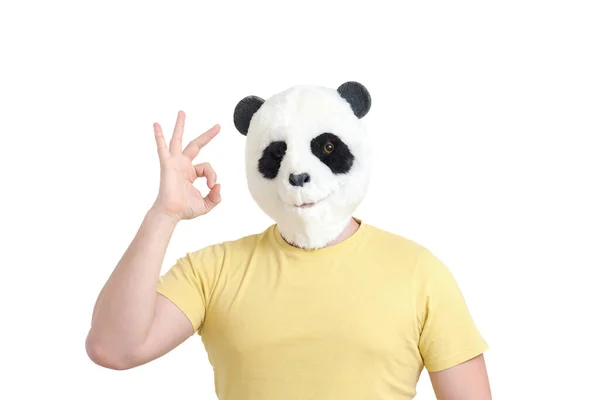El hombre con una cabeza de máscara de panda sostiene un gesto bien con la mano, aislado. —  Fotos de Stock