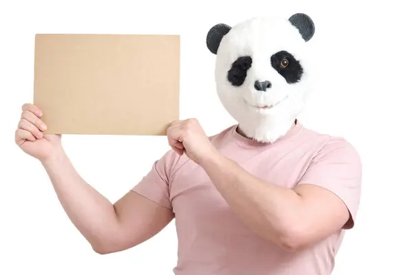 Hombre con una cabeza de máscara de panda sosteniendo banner blanco vacío, aislado. — Foto de Stock
