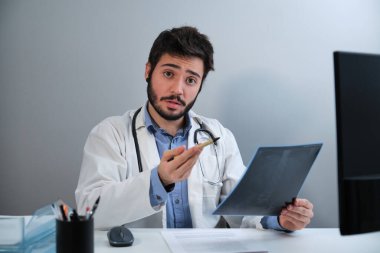 Genç doktor kameraya bakıp leğen kemiğinin röntgeninden bahsediyor..