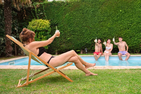Aile, özel havuzlarında limonata içiyor..