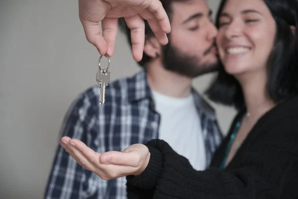 Primer plano de una joven pareja recibiendo las llaves de su nuevo apartamento. — Foto de Stock