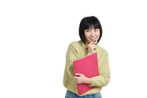 Молодая азиатская студентка с кокетливой улыбкой, изолированная. — стоковое фото
