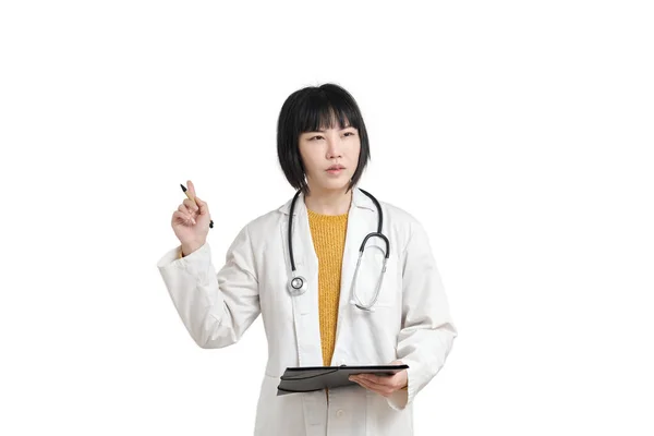 Young asian female doctor thinking with pen and folder, isolated. — Stock Photo, Image