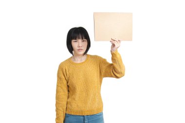 Kurulla protesto eden genç Asyalı kadın, tecrit edilmiş..