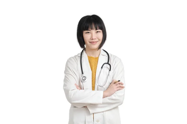 Молода азіатська жінка-лікар руки складені, посміхається і дивиться на камеру, ізольовані . — стокове фото
