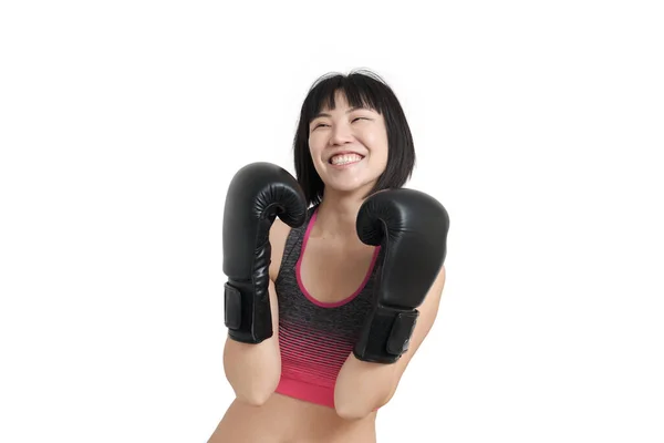 Jeune femme asiatique riant et posant portant des gants de boxe, isolé. — Photo