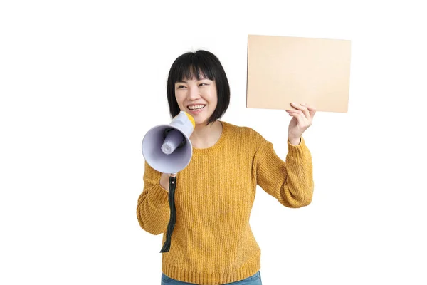 Junge Asiatin lächelt und schreit durch Megafon mit Brett. — Stockfoto