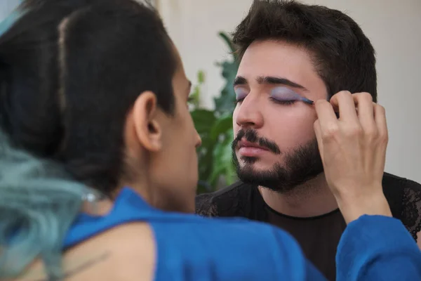 Make-up malíř dělá transgender make-up pro muže. — Stock fotografie