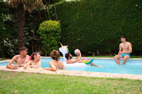 Gruppo di persone che beve limonata e si diverte in piscina. — Foto Stock