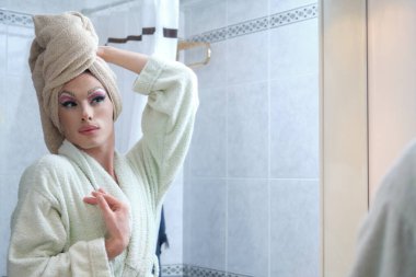 Duştan sonra banyodaki aynanın önünde hazırlanan travesti..