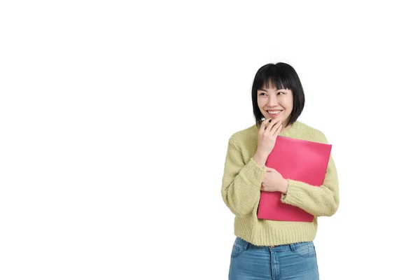 Молода азіатська студентка сміється, носить зимовий зелений светр, ізольована . — стокове фото
