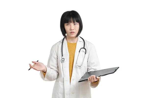 Молода азіатська жінка-лікар роздягається, ізольована . — стокове фото