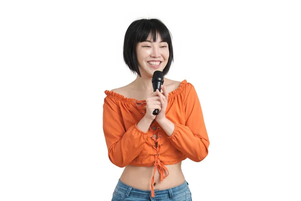 Junge asiatische Frau spricht mit ihrem Publikum über Mikrofon, isoliert. — Stockfoto
