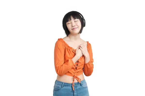 Junge asiatische Frau hört ein romantisches Lied mit Kopfhörern, isoliert. — Stockfoto