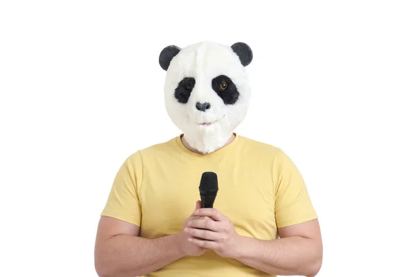 Uomo con la testa di una maschera di panda con un microfono isolato. — Foto Stock