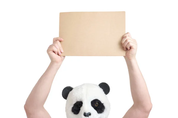 Uomo con la testa di una maschera di panda con uno striscione bianco vuoto, isolato. — Foto Stock