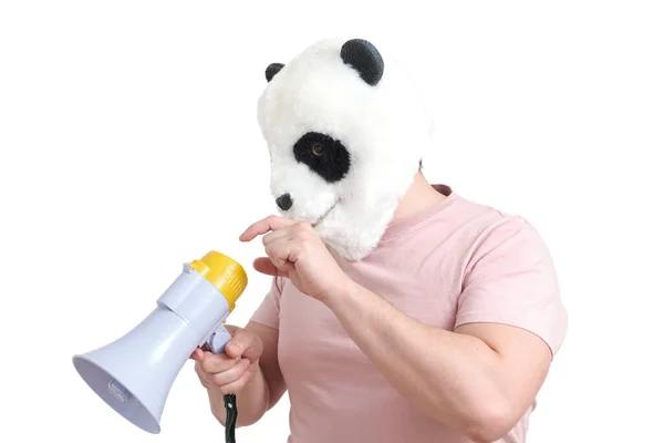 Uomo che indossa una maschera panda testa girando il megafono, isolato. — Foto Stock