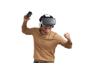 Genç Perulu adam joystick ve vr kulaklıkla oyun oynuyor, izole edilmiş..