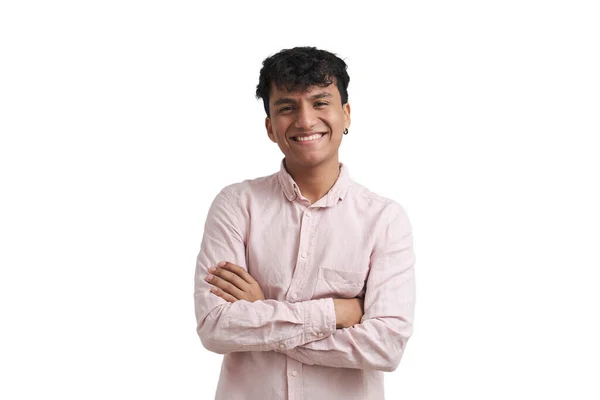 Joven hombre peruano sonrisa vistiendo una camisa rosa de pie con los brazos cruzados, aislado. —  Fotos de Stock