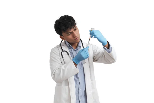 Genç Perulu erkek doktor bir doz aşı hazırlıyor.. — Stok fotoğraf