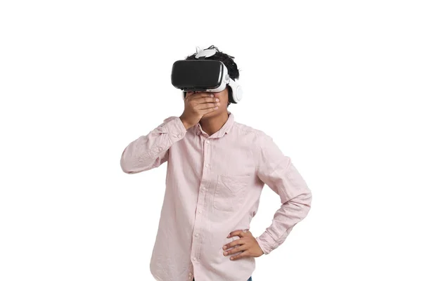 Młody peruwiański mężczyzna zdumiony noszenie wirtualnej rzeczywistości zestaw słuchawkowy, odizolowany. — Zdjęcie stockowe