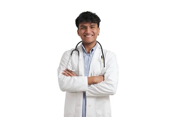 Портрет молодого перуанського лікаря, який посміхається і дивиться на камеру, ізольований . — стокове фото