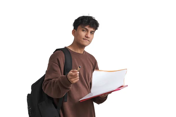 Joven estudiante peruano con la carpeta abierta dando la pluma a la cámara, aislado. — Foto de Stock