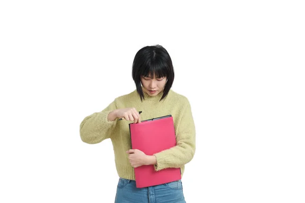 Νεαρή Ασιάτισσα φοιτήτρια ψάχνει για ένα έγγραφο στο φάκελό της, απομονωμένο. — Φωτογραφία Αρχείου